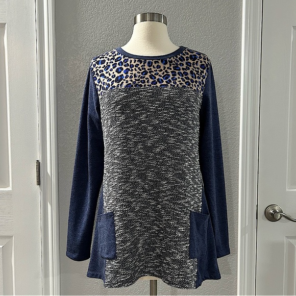 ❗️3/$20❗️Logo by Lori Goldstein Brushed Terry Mixed Media Top - Picture 1 of 11